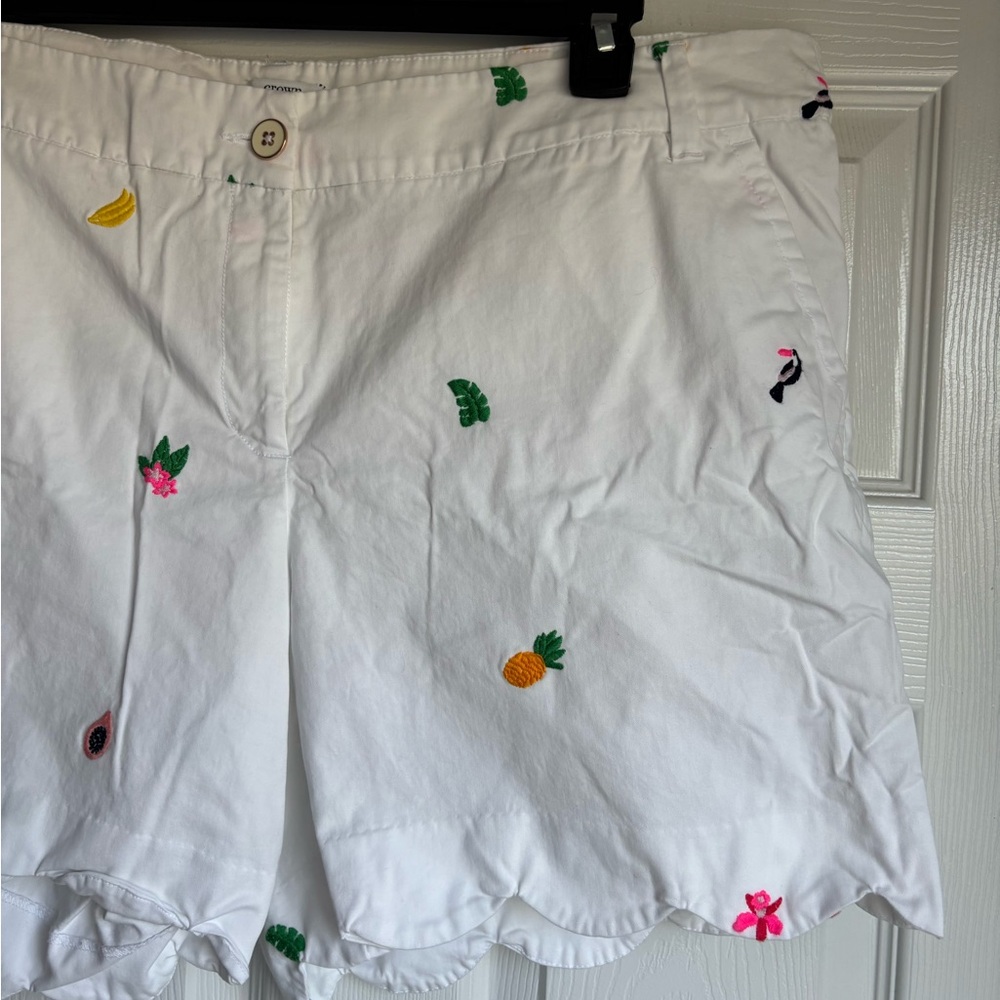 crown & ivy Shelby Style White Embroidered fruit Scallop-Hem Shorts - Picture 3 of 6
